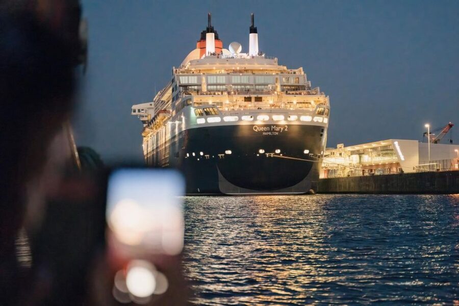 Hamburg: 1.5-Hour Evening Lights Harbour Cruise on a Ship - Starting at Pier 3 at Landungsbrücken