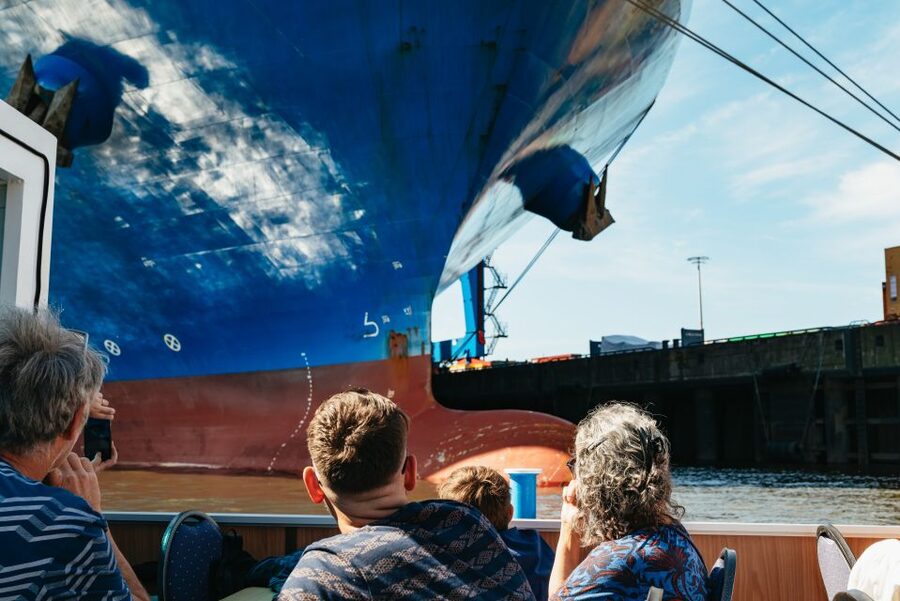 Hamburg: 1.5-Hour Harbor and Speicherstadt Day Cruise - Commentary, languages, and the audio app