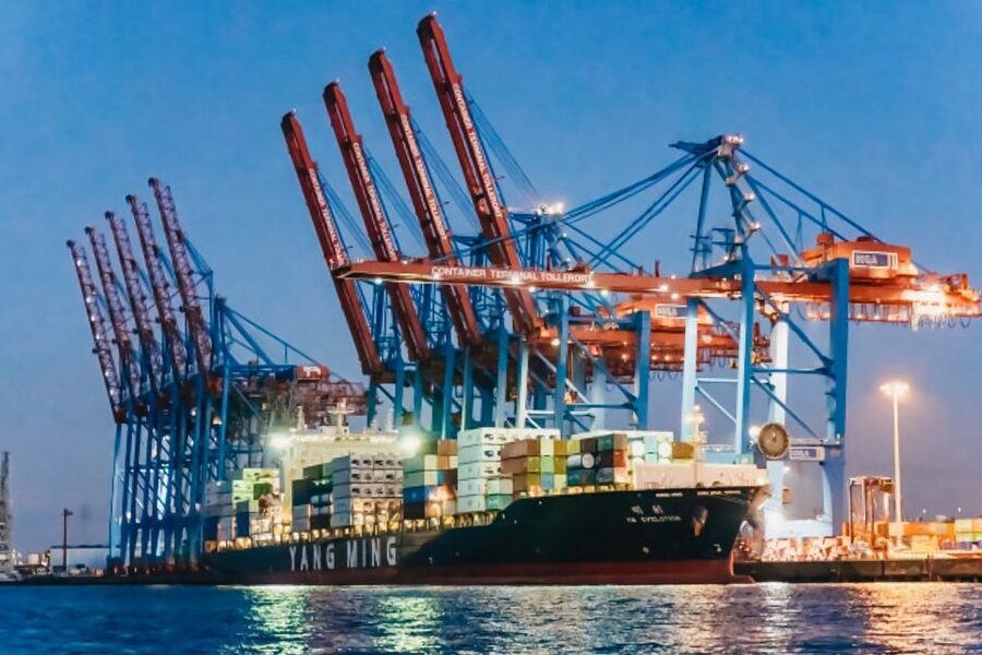 Hamburg: 1.5h Grand Harbor Evening Lights Cruise - Starting at Landungsbrücken and Pier 3