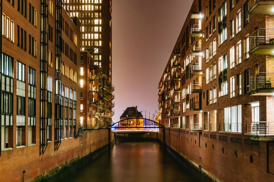 Hamburg: 1.5h Grand Harbor Evening Lights Cruise - The Elbphilharmonie and Harbor City from the water