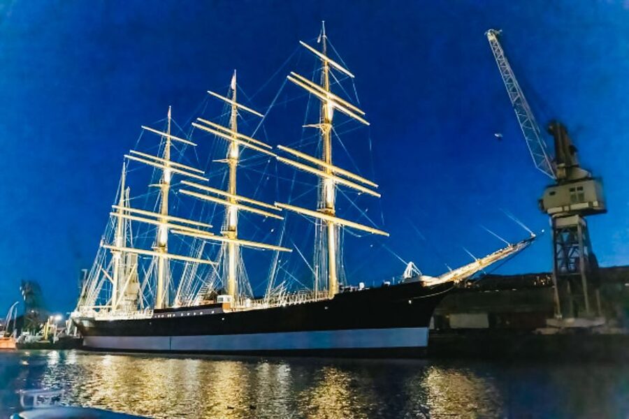 Hamburg: 1.5h Grand Harbor Evening Lights Cruise - German commentary and the onboard atmosphere