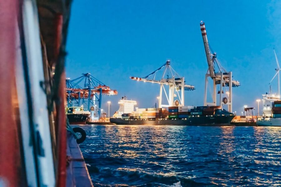 Hamburg: 1.5h Grand Harbor Evening Lights Cruise - Who will enjoy this cruise most