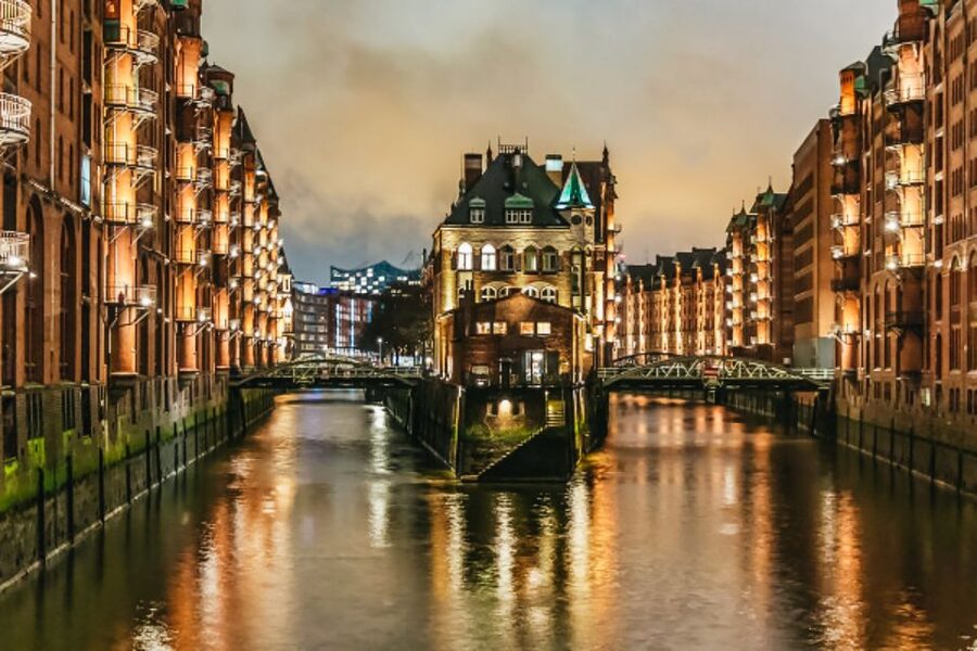 Hamburg: 1.5h Grand Harbor Evening Lights Cruise - Entering Speicherstadt, if the tide allows