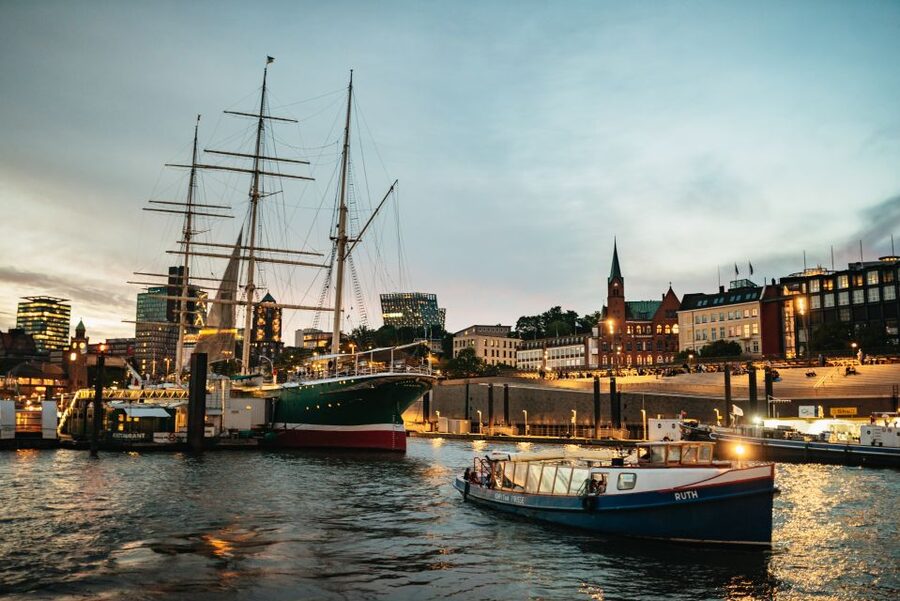 Hamburg: 1-Hour Evening Harbor Lights Cruise - Boat comfort, seating, and weather