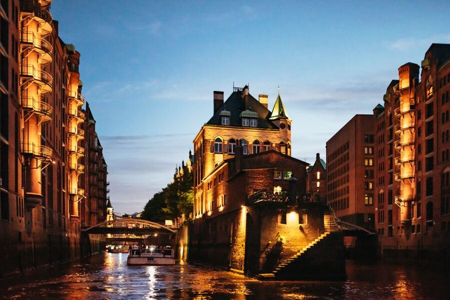 Hamburg: 1-Hour Evening Harbor Lights Cruise - Starting at Bridge 4 at St. Pauli Landungsbrücken