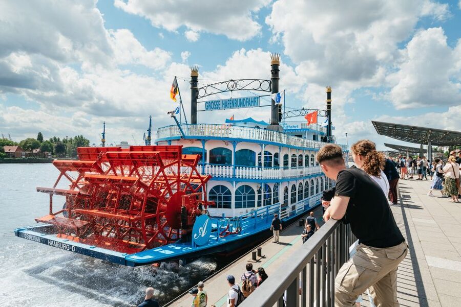 Hamburg: 1-Hour Harbor Sightseeing Cruise with HafenCity - Commentary, audio guides and the language problem