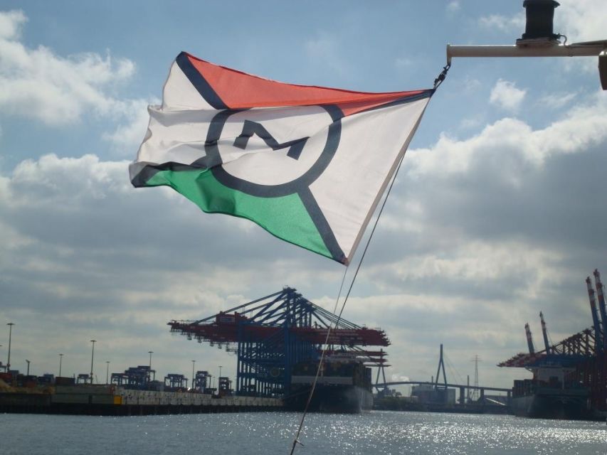 Hamburg: 2-Hour Harbor Cruise - Commentary in German and the English audioguide