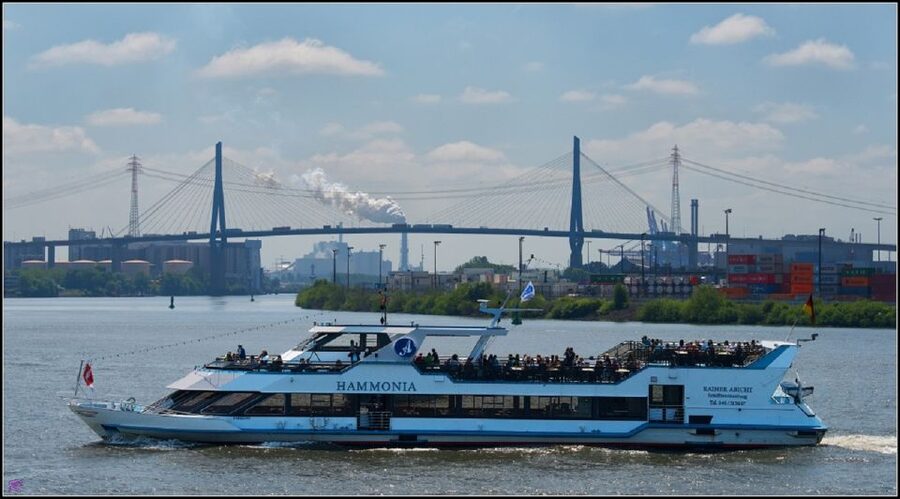 Hamburg: 2-Hour Sightseeing Cruise to Blankenese - Language, seating, and practical preparation