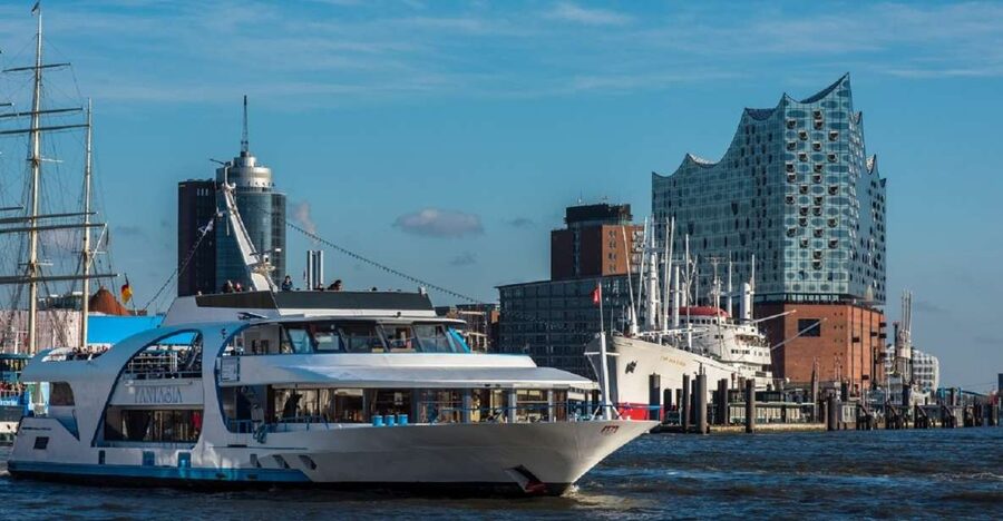 Hamburg: 2-Hour Sightseeing Cruise to Blankenese - From St. Pauli Piers to the Fish Market