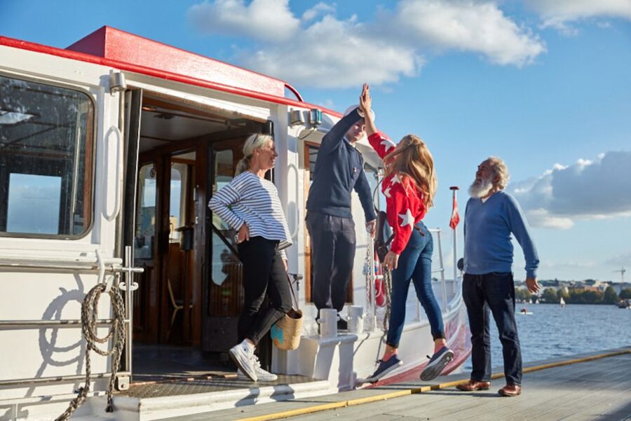 Hamburg: City Cruise on Alster Lake - Is $29 a fair price?