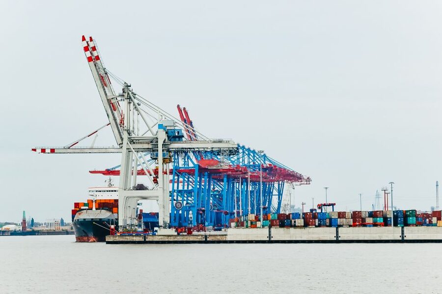 Hamburg: Harbor Cruise - Finding the Pontoon at Kajen 1