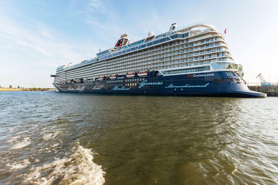 Hamburg: Harbor Cruise with Wine and Cheese - What you see during the 90-minute route