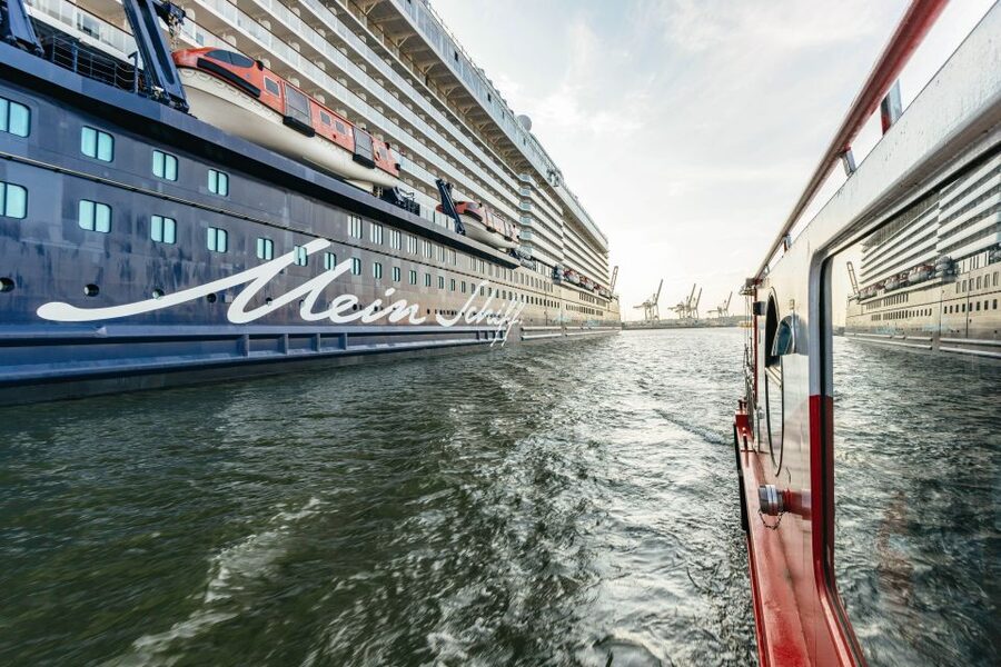 Hamburg: Harbor Cruise with Wine and Cheese - The German commentary matters