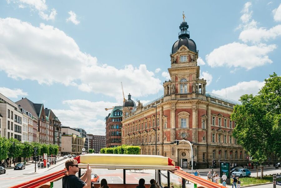 Hamburg: Hop-On Hop-Off Bus with Harbor Cruise - Central Station, Kunsthalle, and the Alster