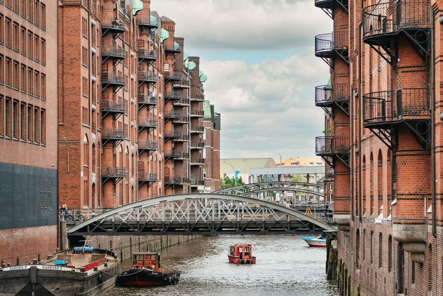 Hamburg: Hop-On Hop-Off Bus with Harbor Cruise - University, Dammtor, Planten un Blomen, and Hamburg Messe