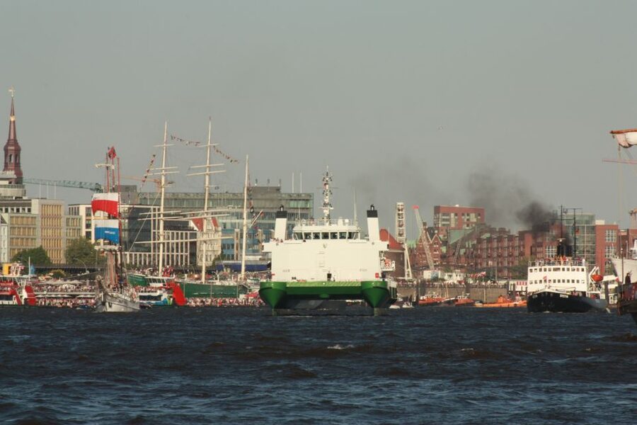 Hamburg: Line F Hop-On Hop-Off Bus and Boat Tour - St. Pauli Piers put you beside the working harbor