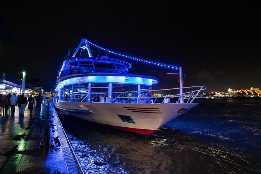 Hamburg: Saturday Night Boat Party - Dinner First, Dancing Later