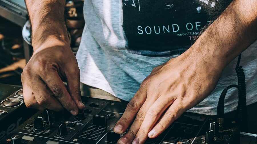 Hamburg: Saturday Night Boat Party - The DJ Sets the Pace