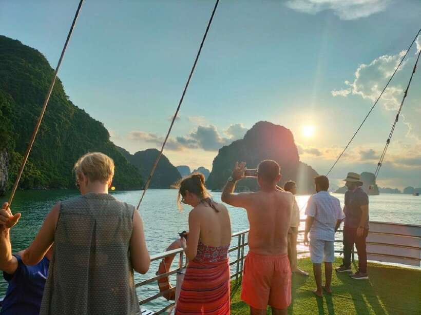 Hanoi: Ha Long Bay Day Cruise - Swimming, Meal, Kayaking - Guides Make the Difference