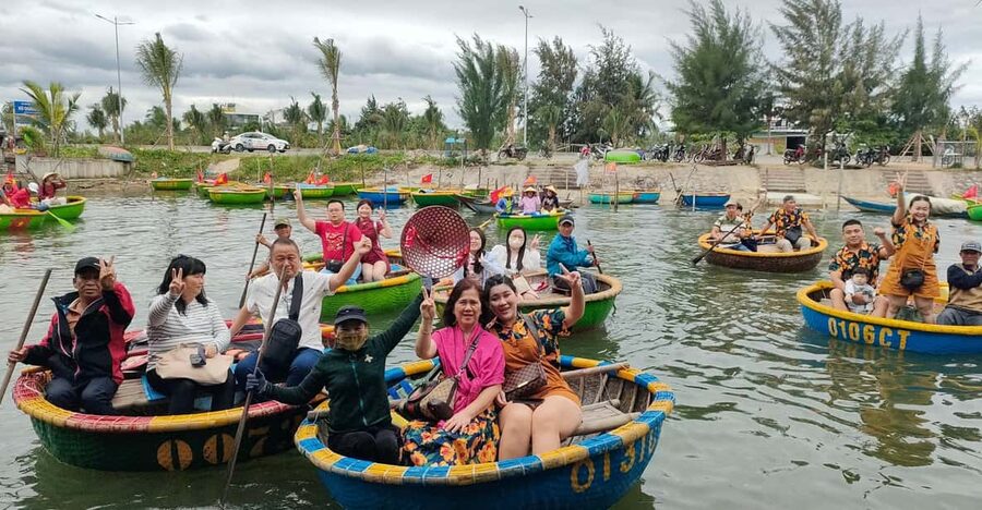 Hoi An: Basket Boat Ride in the Coconut Forest - What happens during the 50-minute boat ride