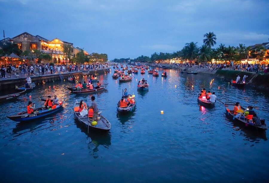 Hoi An : Hoai River Boat Trip by Night and Floating Lantern - Meeting at the bust on Tran Phu Street