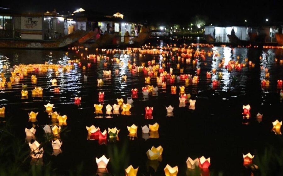 Hoi An : Hoai River Boat Trip by Night and Floating Lantern - What the river is really like after dark