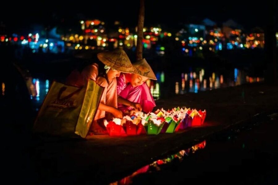 Hoi An : Hoai River Boat Trip by Night and Floating Lantern - Is $8 good value for 20 minutes?