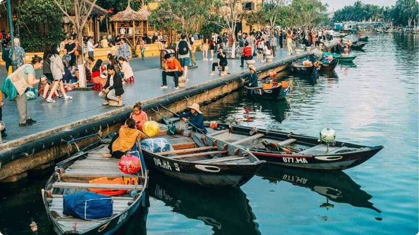 Hoi An: River Lantern Boat Experience with Free 5G eSIM - Releasing your own paper lantern
