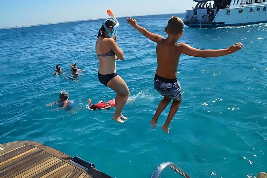 Hurghada: Dolphin Watching Boat Tour with Snorkeling & Lunch - Life aboard the boat between stops