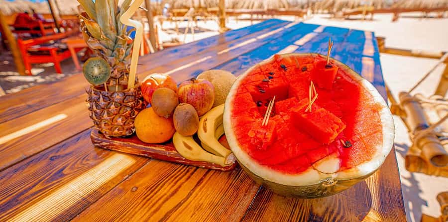 Hurghada: Hula Hula Island Boat Trip with Snorkeling & Lunch - What the guides add to the day