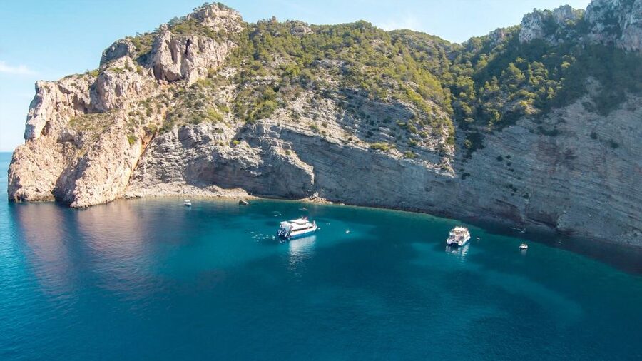 Ibiza: Cala Salada & North Cruise with Drinks & Snorkeling - The boat, atmosphere, and group size