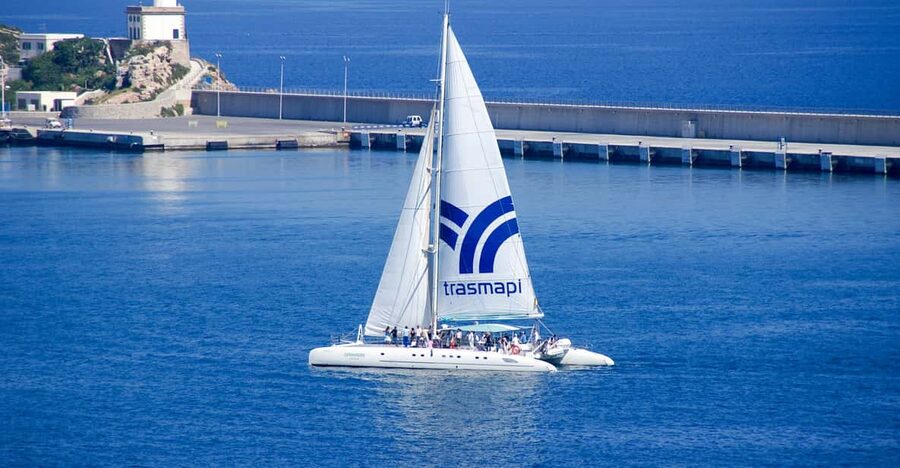 Ibiza: Catamaran Cruise to Formentera with Meal and Drinks - A meal that makes the day easier