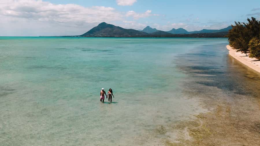 Île aux Bénitiers: Snorkeling w/Dolphins Boat Tour & Lunch - Who should book this Mauritius boat tour?