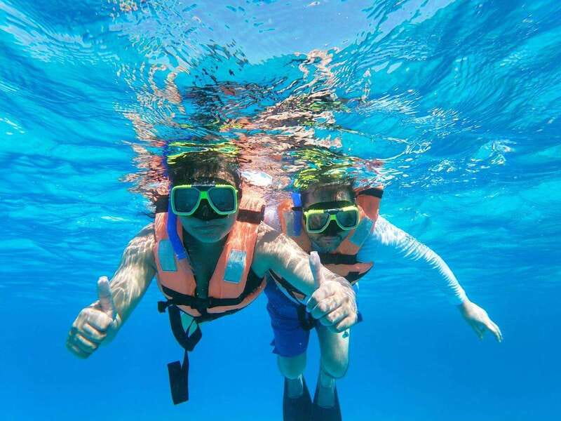Isla Mujeres: Catamaran with Open Bar, Snorkeling and Lunch - The first sail: blue water and a party mood