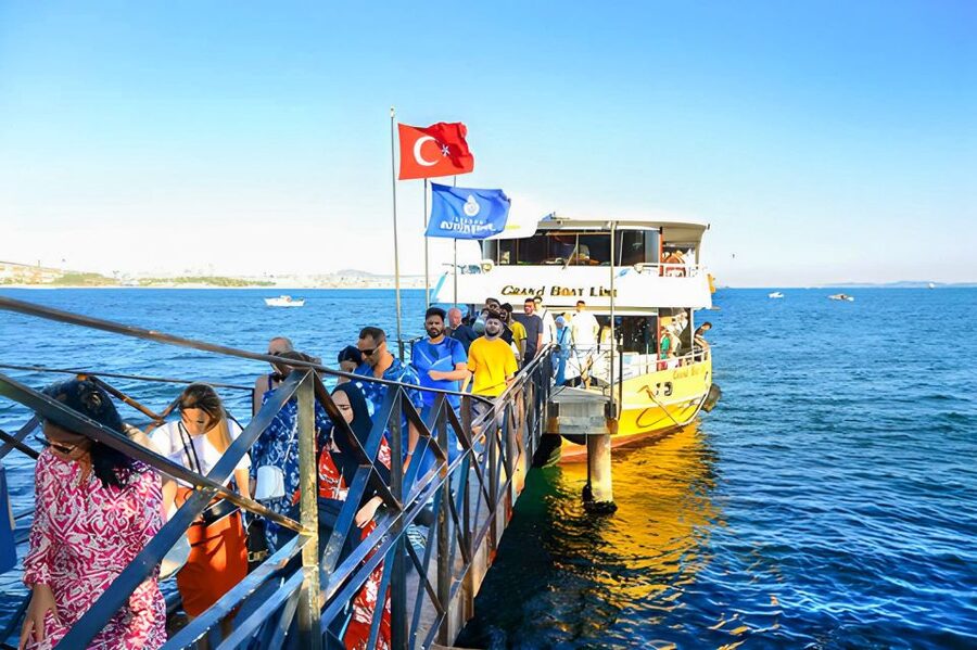 Istanbul: Bosphorus Cruise w/Audio Guide and Sunset Option - Sailing out through the Golden Horn
