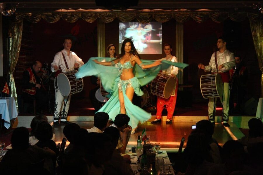 Istanbul: Bosphorus Dinner Cruise Incl. Drinks with Transfer - Rumeli Fortress and the northern turn