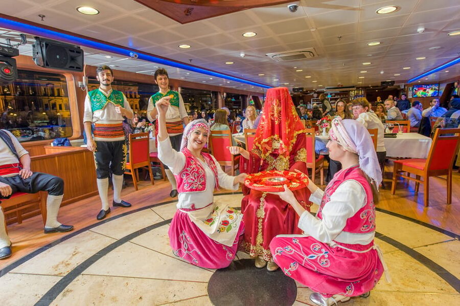 Istanbul: Bosphorus Dinner Cruise Incl. Drinks with Transfer - Turkish dancing, music, and the late-night party