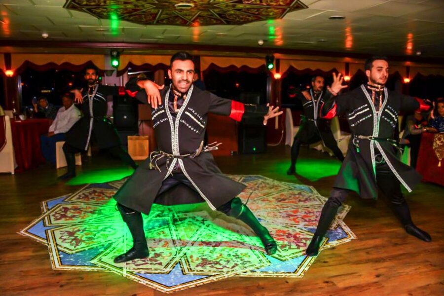 Istanbul: Bosphorus Dinner Cruise w/ Drinks & Entertainment - Dinner, drinks, and what to expect at the table