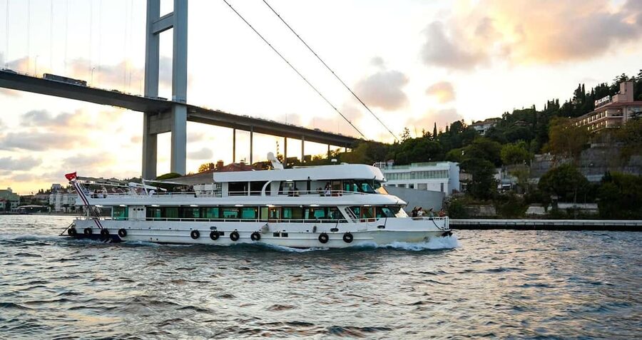 Istanbul: Bosphorus & Golden Horn Cruise Daytime or Sunset - A two-hour view of Istanbul from the water