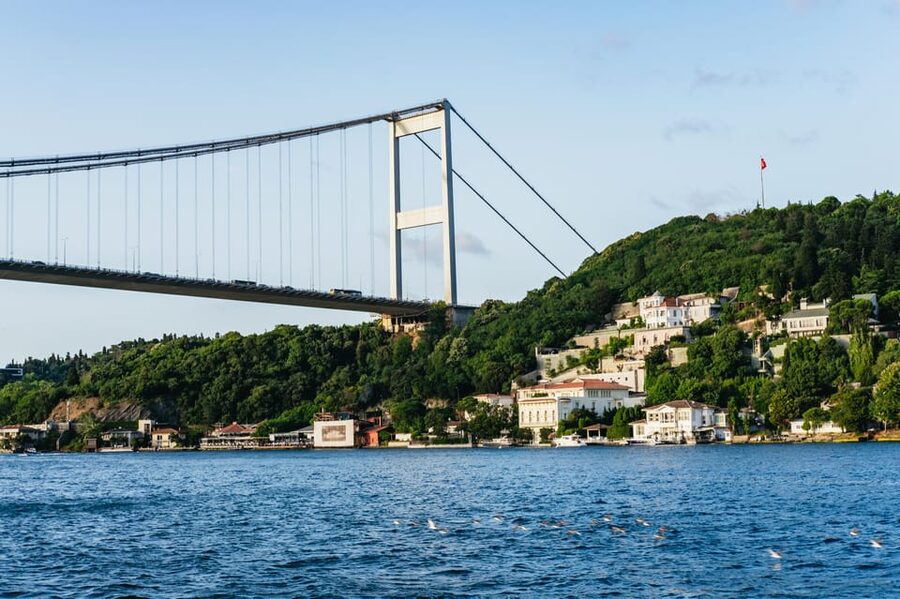 Istanbul: Bosphorus Sunset Cruise on a Luxury Yacht - Küçüksu Palace and Beylerbeyi Palace from the water