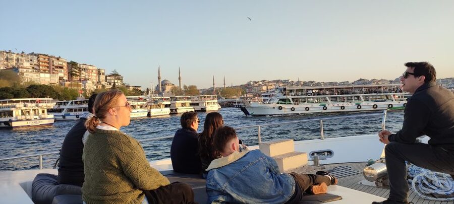 Istanbul: Bosphorus Sunset Cruise on Yacht with Live Guide - Why this Bosphorus cruise works so well at sunset