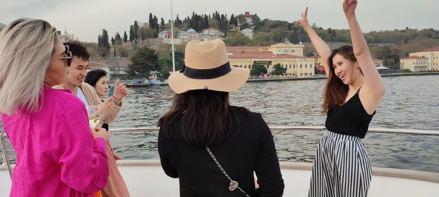 Istanbul: Bosphorus Sunset Cruise on Yacht with Live Guide - Maiden’s Tower and the best photo stop