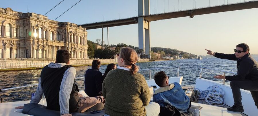 Istanbul: Bosphorus Sunset Cruise on Yacht with Live Guide - Returning past the old city