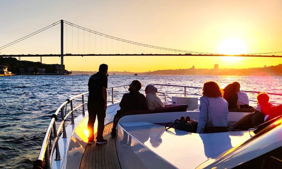 Istanbul: Bosphorus Sunset Yacht Cruise with Live Guide - Five things to know before booking