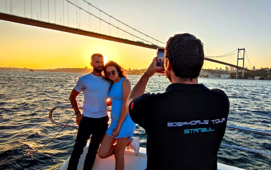 Istanbul: Bosphorus Sunset Yacht Cruise with Live Guide - Why the Bosphorus works best at sunset