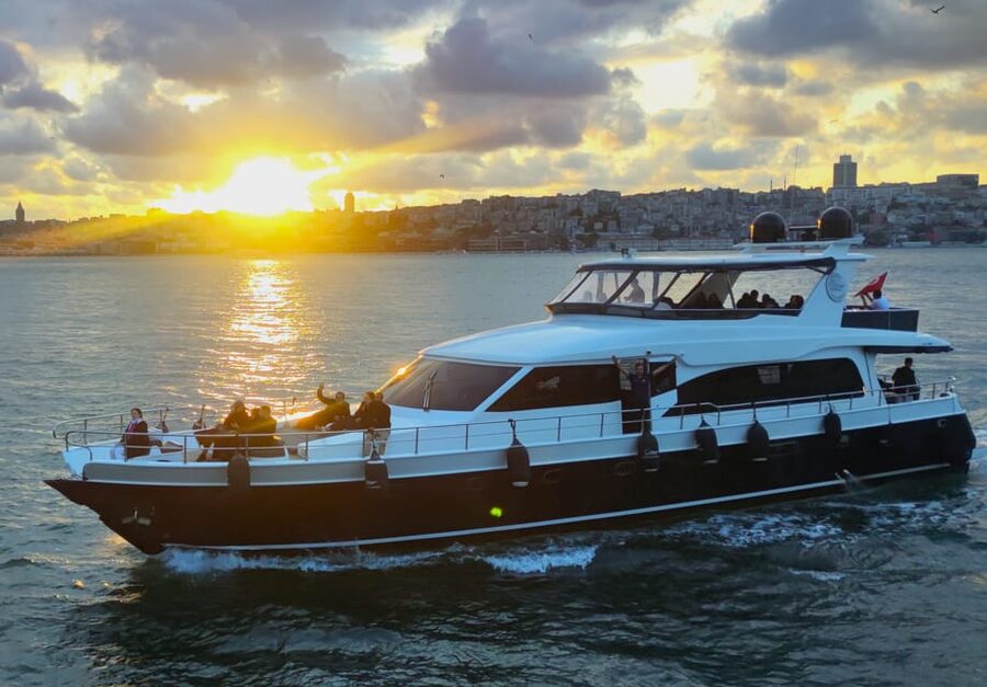 Istanbul: Bosphorus Sunset Yacht Cruise with Live Guide - Asian-side views from Anatolian Fortress to Beylerbeyi