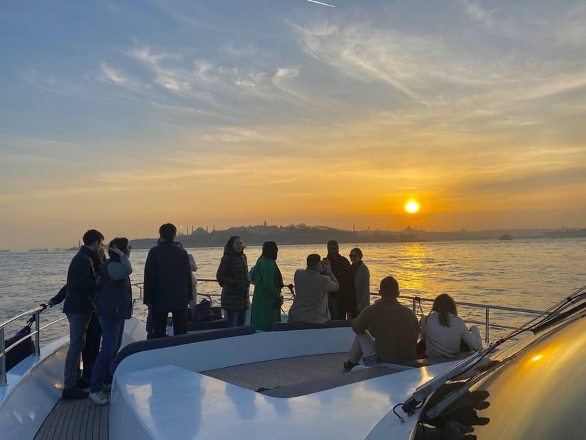 Istanbul: Bosphorus Sunset Yacht Cruise with Live Guide - What the 25-meter yacht feels like onboard