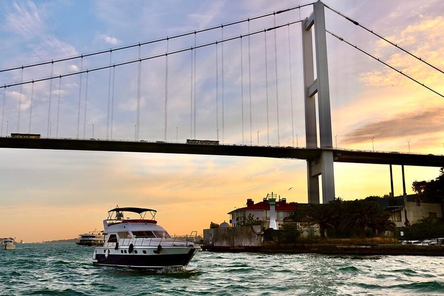 Istanbul: Bosphorus Yacht Cruise at Sunset with Snacks - The guide makes the difference