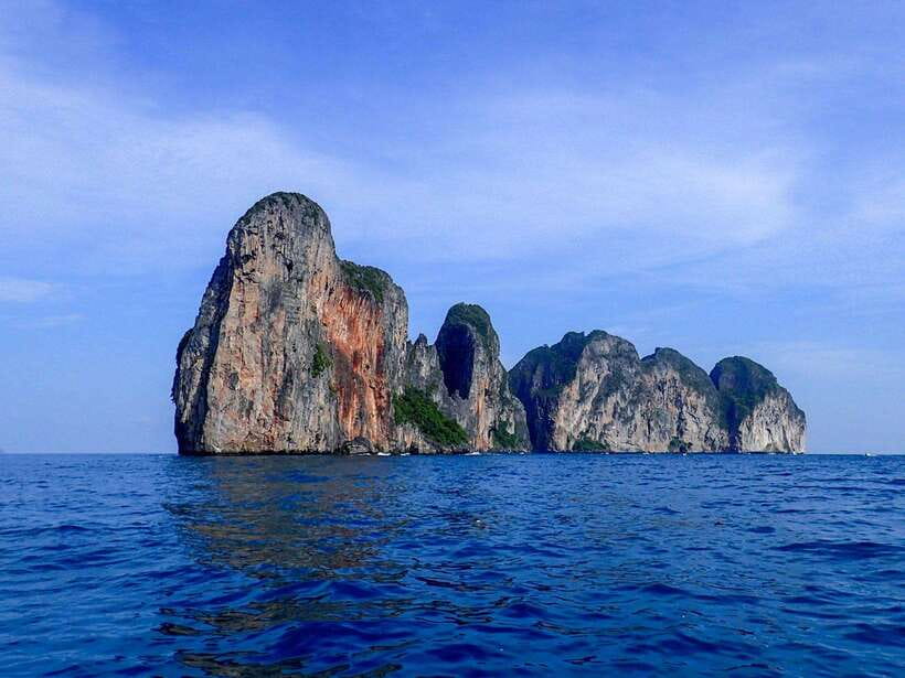 Koh Phi Phi: Maya Bay Private Longtail Boat Tour - Loh Samah Bay gives you a quick cliff-side view