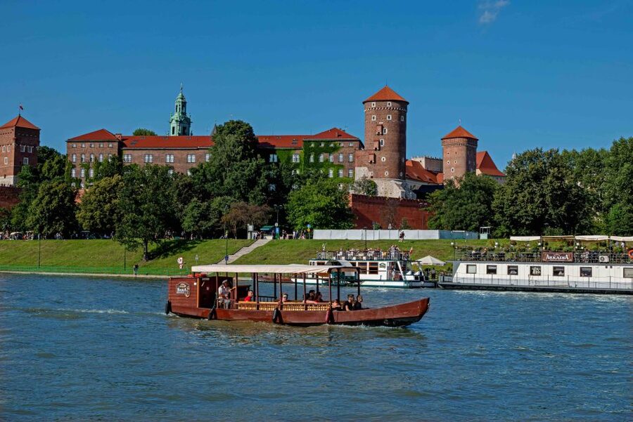Krakow: 1-Hour Evening Vistula River Cruise - Cricoteka and the approach to Kazimierz